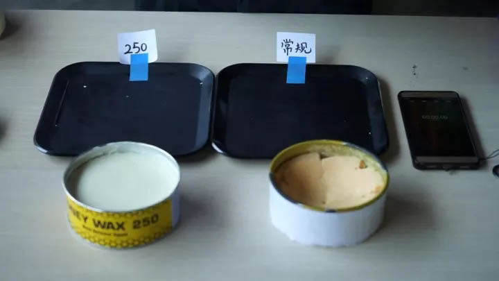 等待模具靜靜放置10-15分鐘，使脫模蠟充分滲透至模具表面