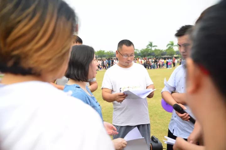 口哨發(fā)令、旗幟落下，比賽的完美呈現(xiàn)，離不開裁判員的辛苦付出，低調(diào)是他們的代名詞