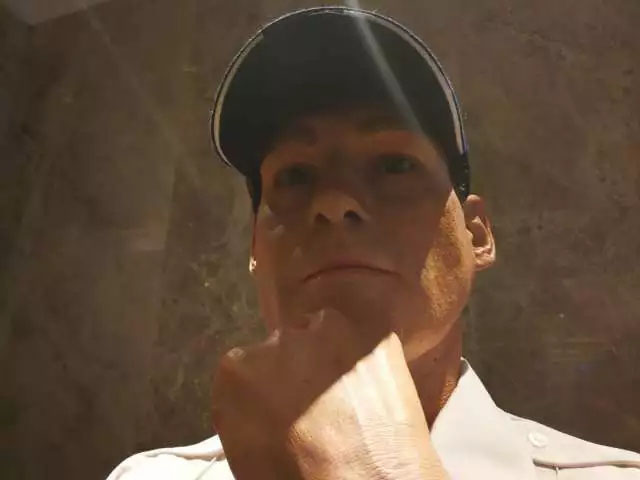 凌厲的眼神流轉(zhuǎn)，目光如炬，手掌的青筋清晰暴出，歲月的紋路無情橫亙——樹脂雕塑《站崗》