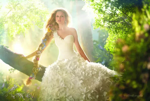 假若將玻璃鋼船艇比喻成一位女生，那么膠衣就是她華美的衣裳！