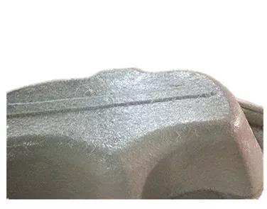 用樹脂和玻璃纖維復合在浴缸胚料的底部，使成型產品有足夠的強度