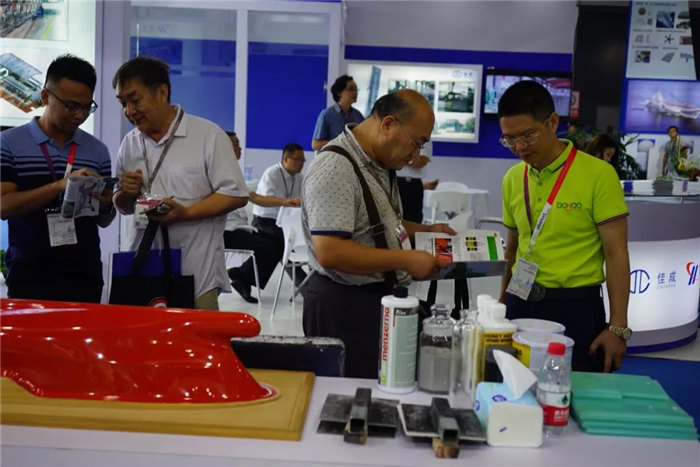 廣東博皓團(tuán)隊(duì)耐心為不斷前來(lái)領(lǐng)取資料有意咨詢的賓客進(jìn)行耐心講解，始終堅(jiān)持用專業(yè)的技術(shù)知識(shí)為客戶提供最優(yōu)的解決方案-1