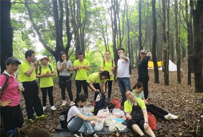 博皓人勞作過后，分享、享受美食