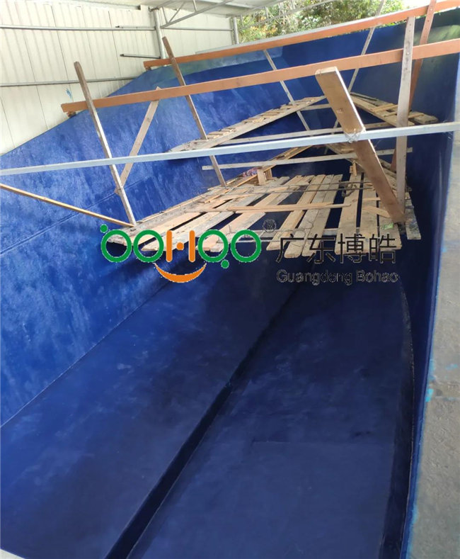 將玻璃鋼模具清洗干凈，打上脫模蠟 施涂船體膠衣