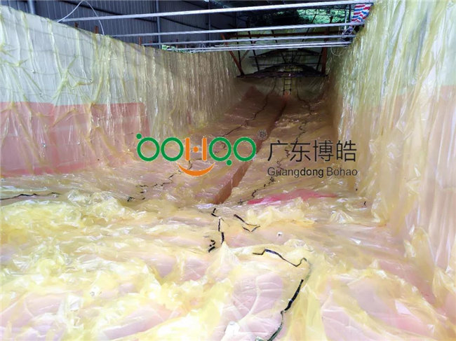 完成鋪層后，用真空袋覆蓋好