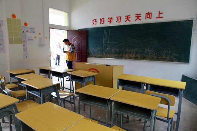 梅嶺小學(xué)僅有20多個(gè)學(xué)生，只有包括1個(gè)校長在內(nèi)的3個(gè)老師