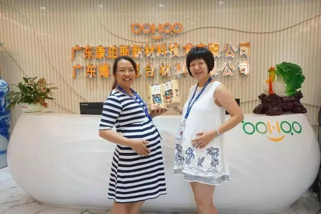博皓家庭里銷售精英賴姐（左）和客服部黃經(jīng)理（右），兩位既是精明干練的職場(chǎng)女精英，同時(shí)也是熱心關(guān)愛(ài)博皓家人的優(yōu)雅媽媽